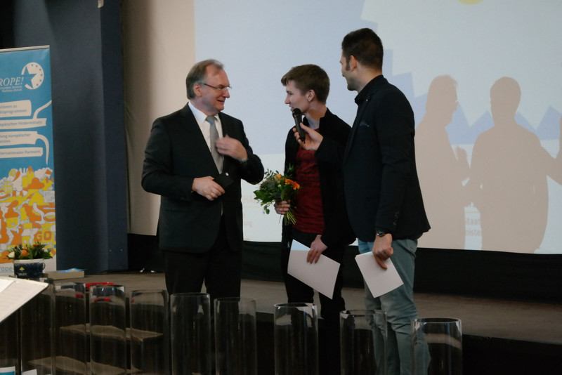 Ministerpräsident Haseloff mit Jurypreis-Träger Nikolas Weigt und Moderator Stefan Bernschein (MDR)|Fotonachweis: GOEUROPE!