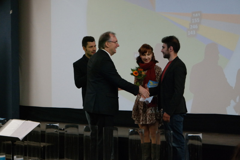 Ministerpäsident Haseloff gratuliert den Preisträgern des Online-Votings Viktoria Bilash und Hovhannes Martirosyan|Fotonachweis: GOEUROPE!